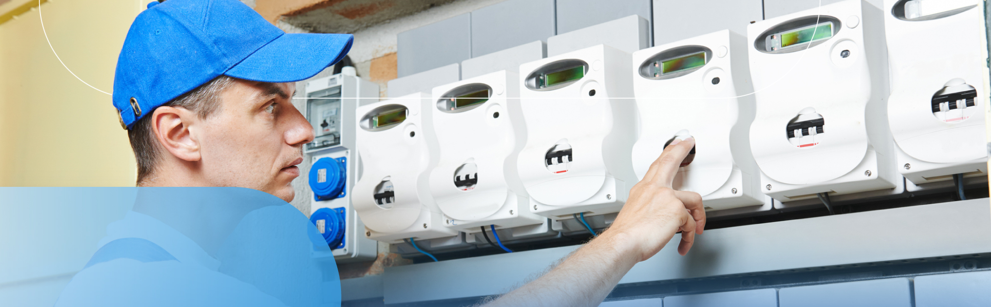 Immagine di un tecnico che controlla i contatori elettrici con elementi grafici arrotondati. 