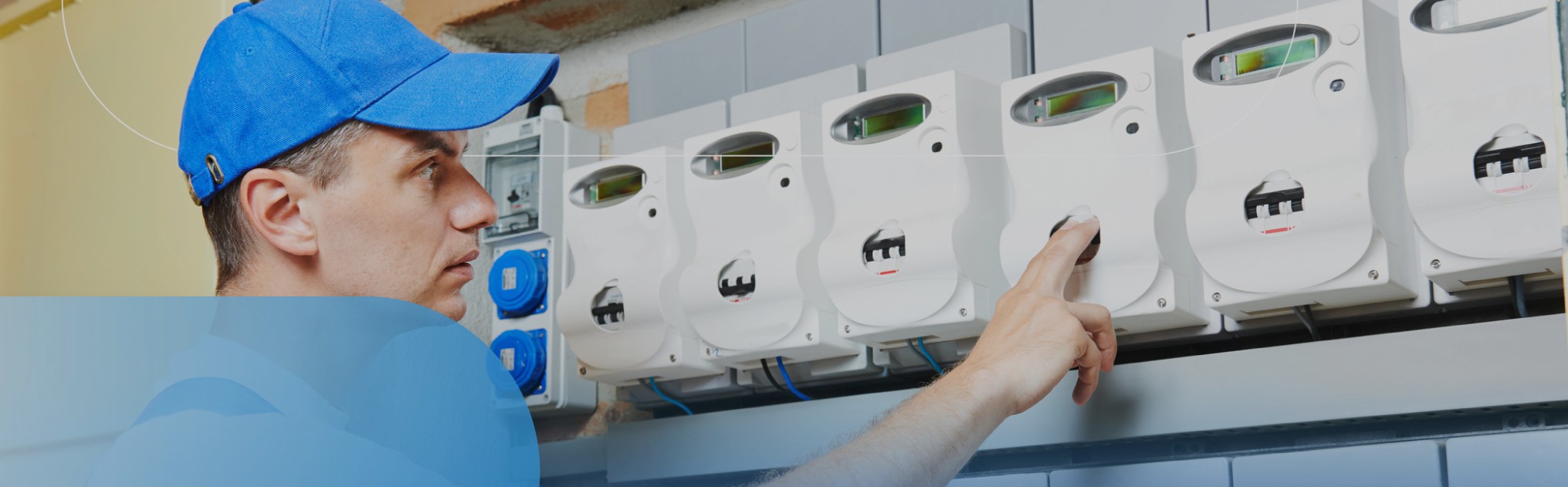 Immagine di un tecnico che controlla i contatori elettrici con elementi grafici arrotondati. 