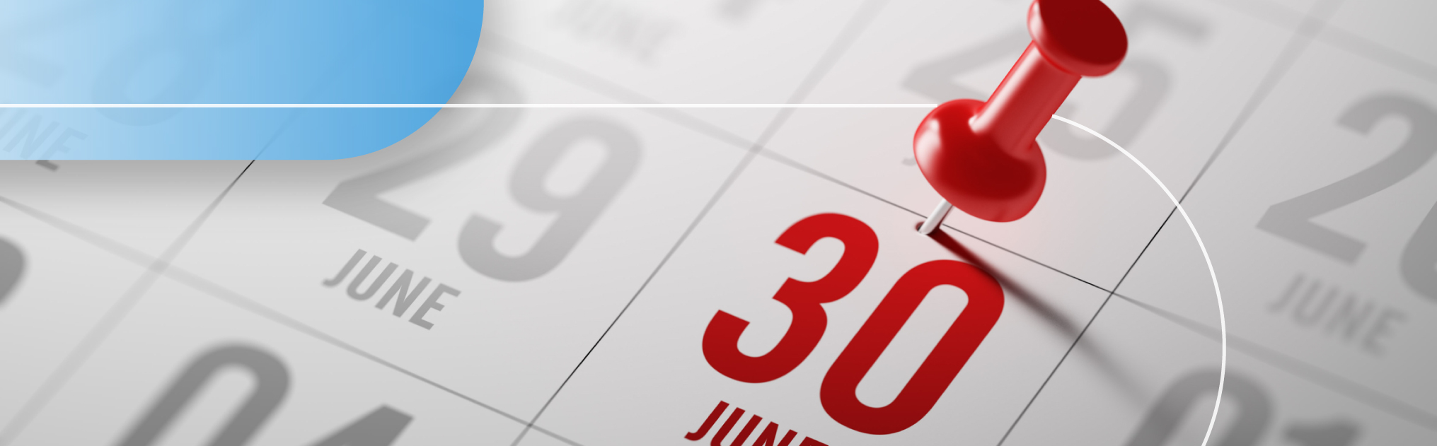 Immagine di un calendario con numero 30 evidenziato in rosso e puntina rossa inserita sulla data.