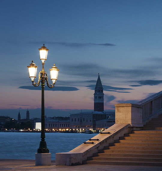 Lampione acceso in riva alla laguna